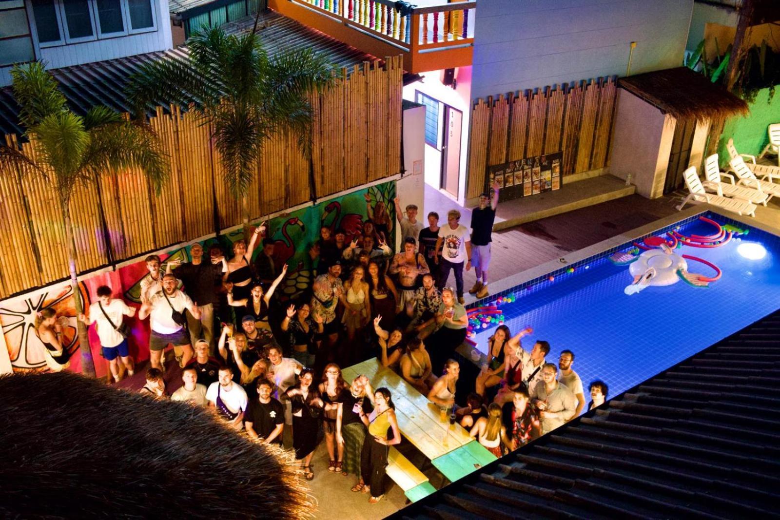 Revolution Chiang Mai - Old Town Hostel Exterior foto