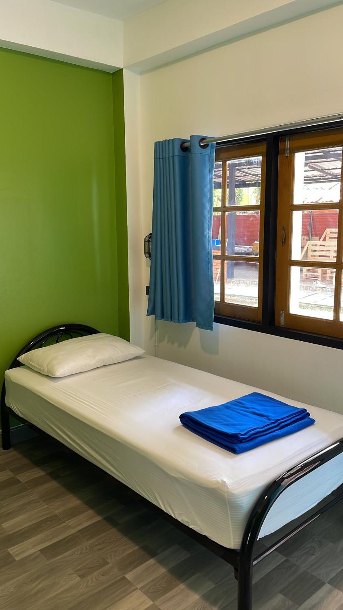 Revolution Chiang Mai - Old Town Hostel Exterior foto